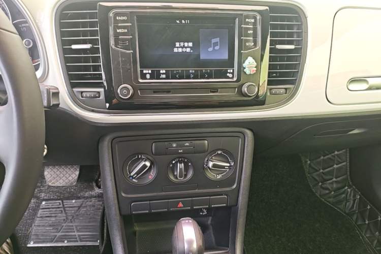 Used Volkswagen Beetle 2015 180TSI model Audio And AC Panel