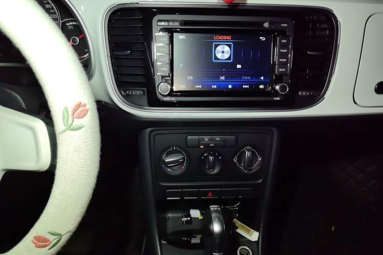 Used Volkswagen Beetle 2015 180TSI model Audio And AC Panel