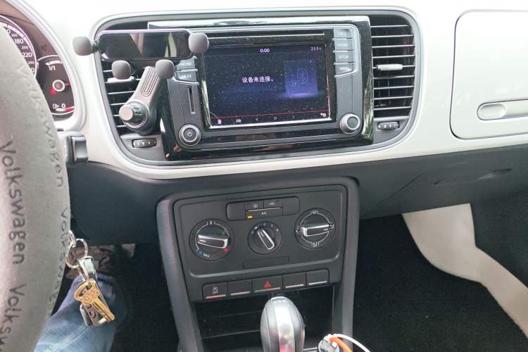 Used Volkswagen Beetle 2015 180TSI model Audio And AC Panel