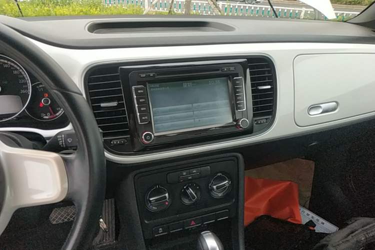 Used Volkswagen Beetle 2015 180TSI model Audio And AC Panel