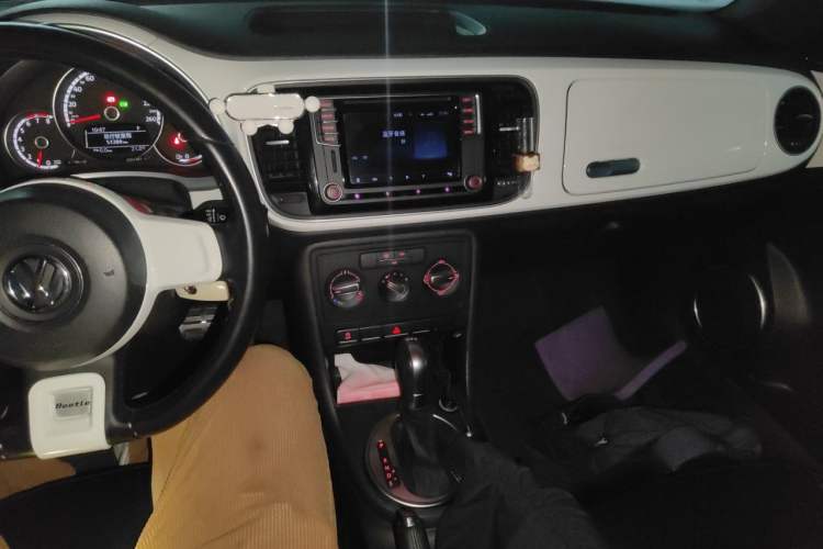 Used Volkswagen Beetle 2015 180TSI model Audio And AC Panel