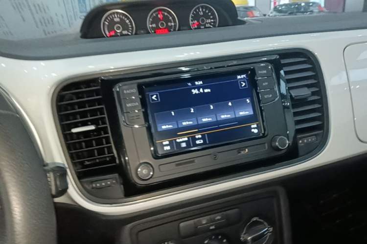 Used Volkswagen Beetle 2015 280TSI Audio And AC Panel
