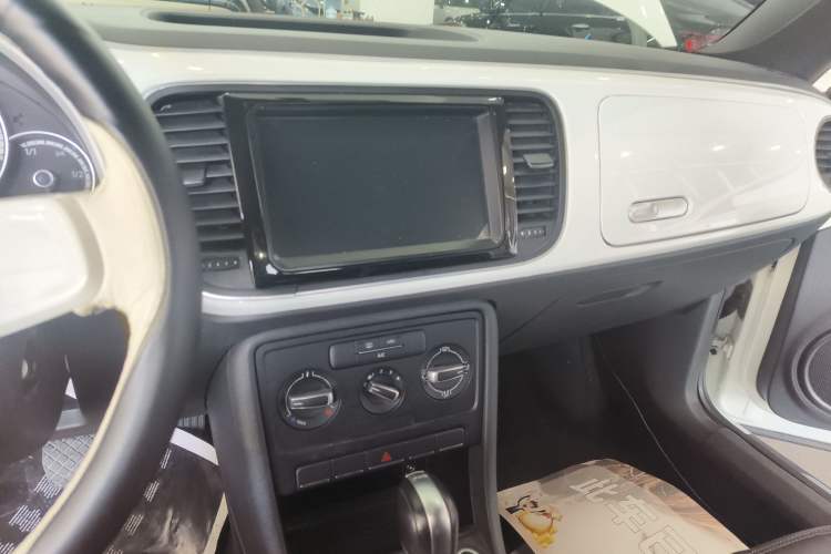 Used Volkswagen Beetle 2015 180TSI model Audio And AC Panel