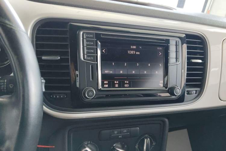 Used Volkswagen Beetle 2015 180TSI model Audio And AC Panel