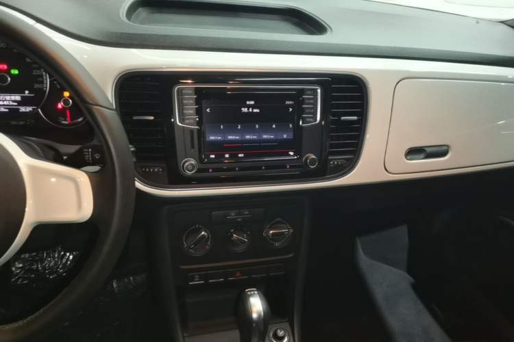 Used Volkswagen Beetle 2015 180TSI model Audio And AC Panel