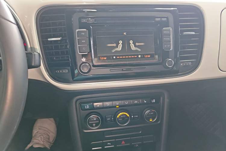 Used Volkswagen Beetle 2015 180TSI model Audio And AC Panel