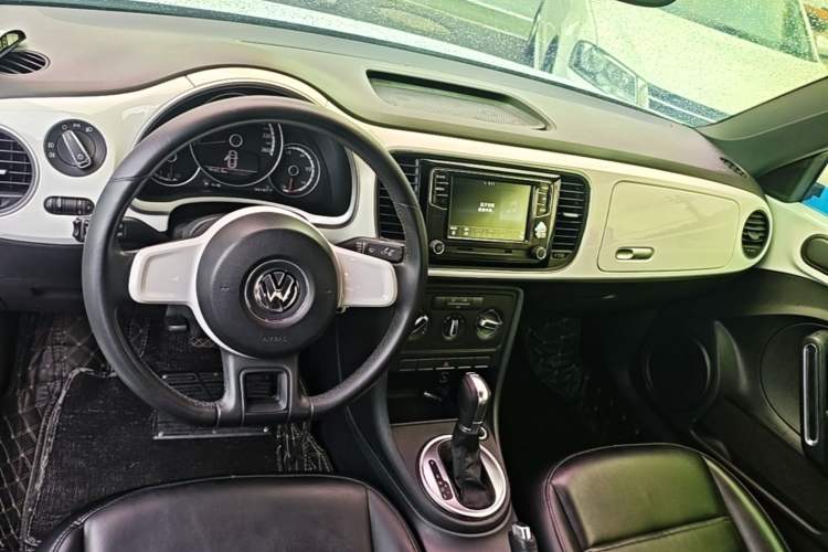 Used Volkswagen Beetle 2015 180TSI model Center Console