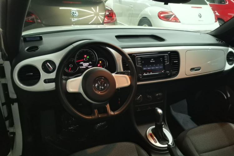 Used Volkswagen Beetle 2015 180TSI model Center Console