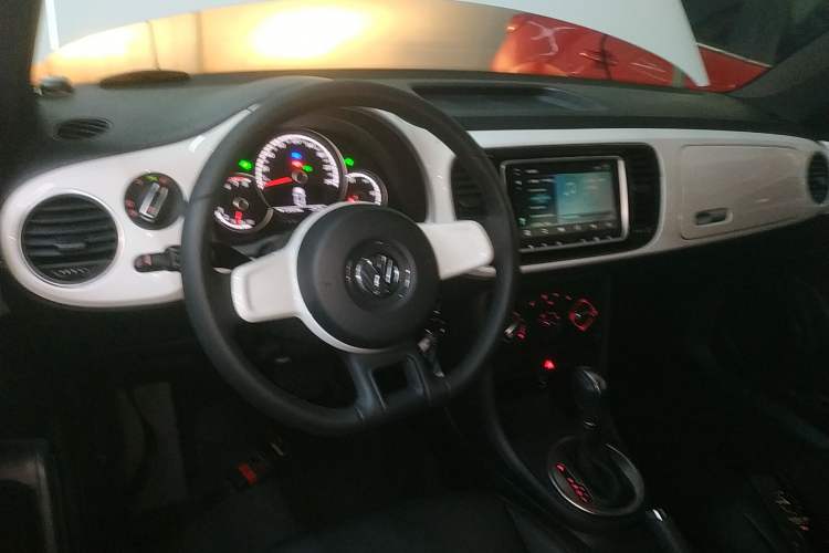 Used Volkswagen Beetle 2015 180TSI model Interior 2