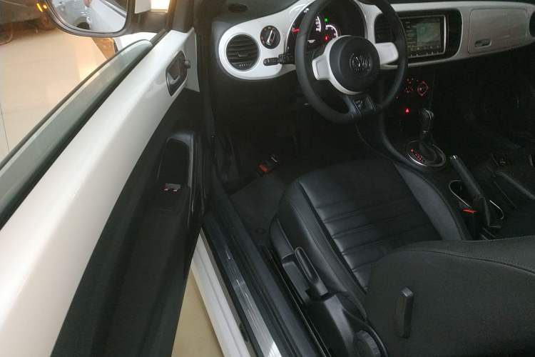 Used Volkswagen Beetle 2015 180TSI model Interior 3