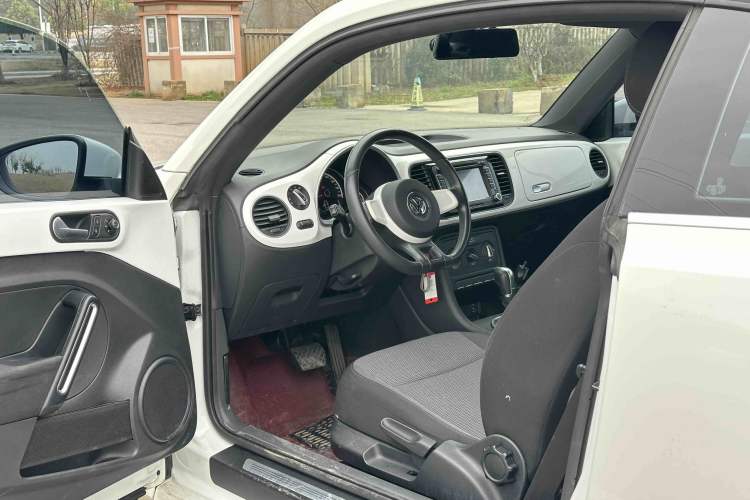 Used Volkswagen Beetle 2015 180TSI model Interior 5