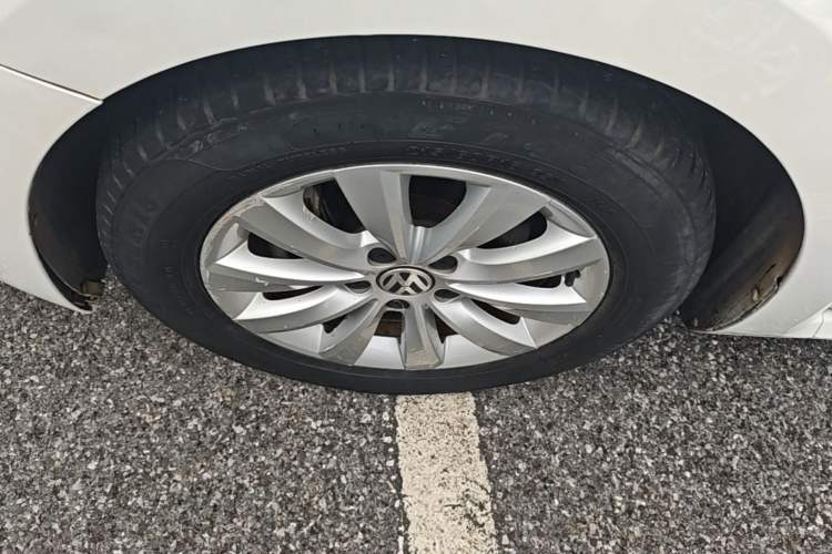 Used Volkswagen Beetle 2015 180TSI model Left Front Wheel Hub