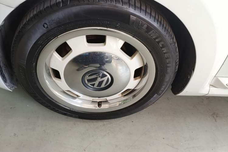Used Volkswagen Beetle 2015 180TSI model Left Front Wheel Hub