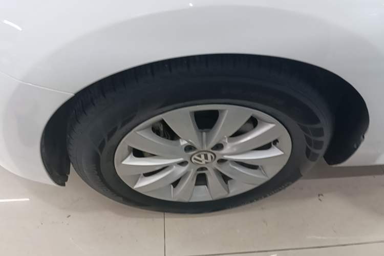 Used Volkswagen Beetle 2015 180TSI model Left Front Wheel Hub