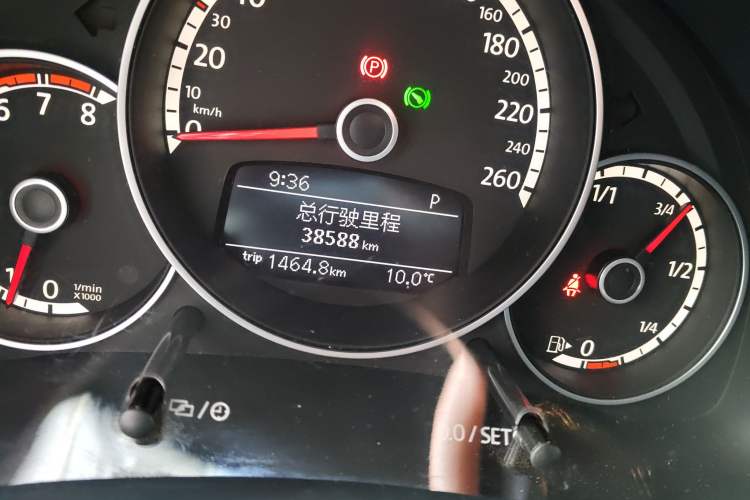 Used Volkswagen Beetle 2015 180TSI model Odometer Close Up