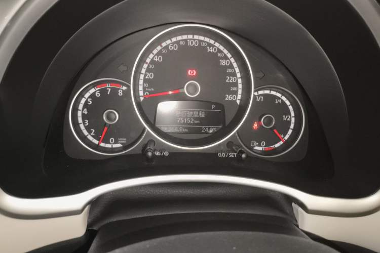 Used Volkswagen Beetle 2015 280TSI Odometer Close Up
