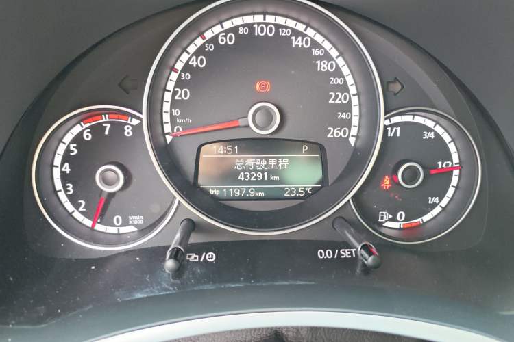 Used Volkswagen Beetle 2015 180TSI model Odometer Close Up