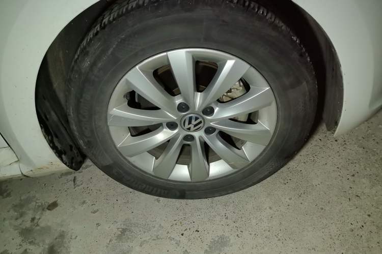 Used Volkswagen Beetle 2015 180TSI model Right Front Wheel Hub