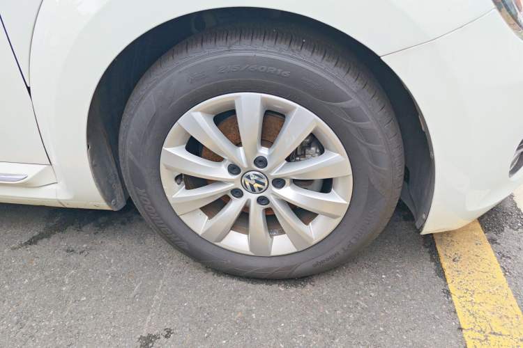 Used Volkswagen Beetle 2015 180TSI model Right Front Wheel Hub