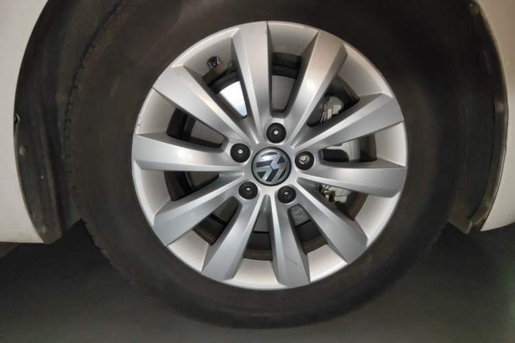 Used Volkswagen Beetle 2015 180TSI model Right Front Wheel Hub