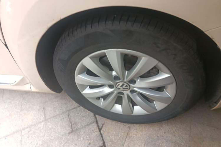 Used Volkswagen Beetle 2015 180TSI model Right Front Wheel Hub