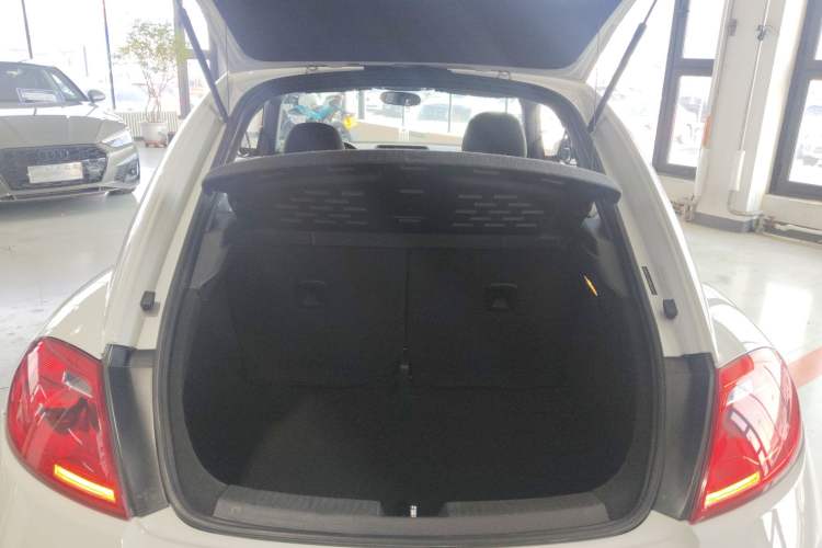 Used Volkswagen Beetle 2015 180TSI model Trunk
