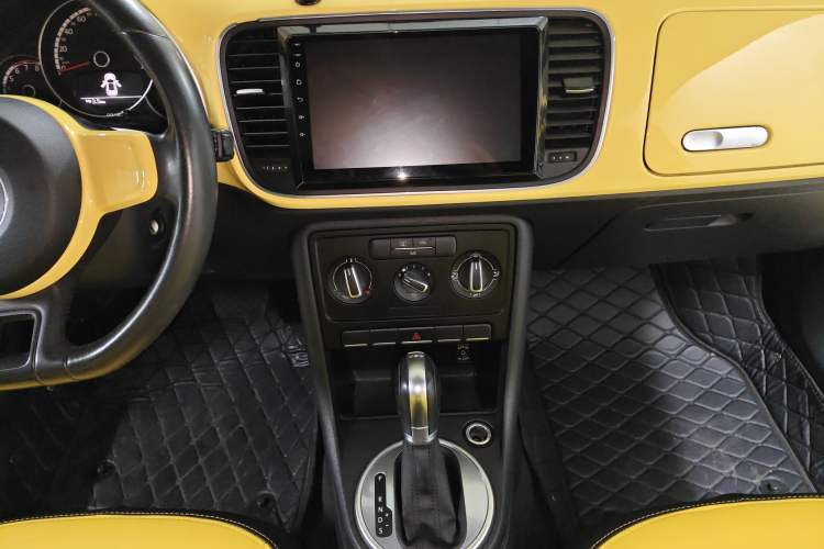 Used Volkswagen Beetle 2015 180TSI model Audio And AC Panel