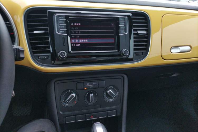 Used Volkswagen Beetle 2015 180TSI model Audio And AC Panel