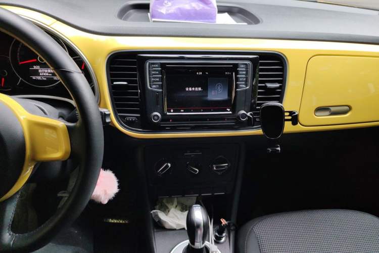 Used Volkswagen Beetle 2015 180TSI model Audio And AC Panel