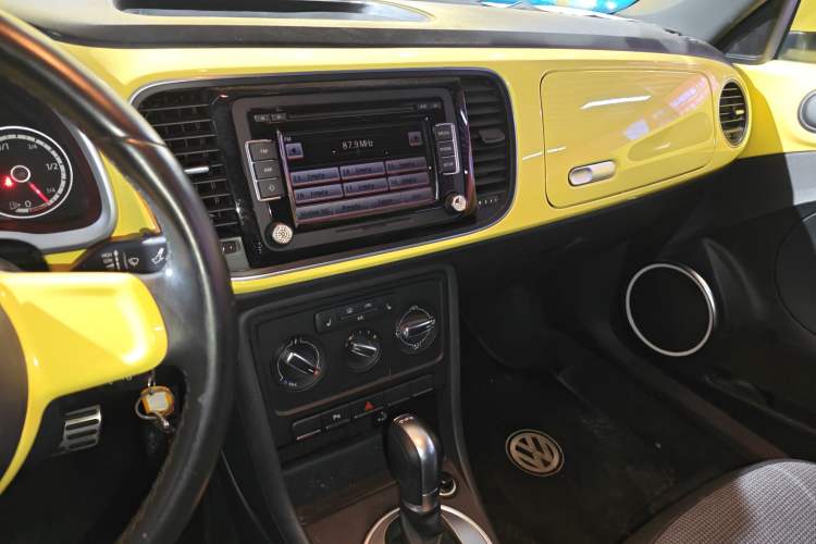 Used Volkswagen Beetle 2015 180TSI model Audio And AC Panel