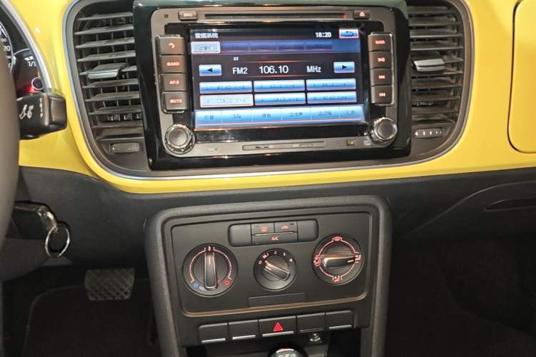 Used Volkswagen Beetle 2015 180TSI model Audio And AC Panel