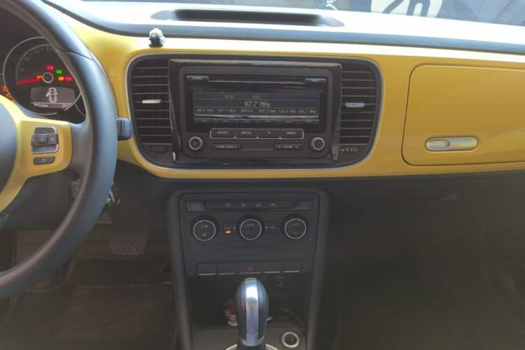 Used Volkswagen Beetle 2015 280TSI Audio And AC Panel