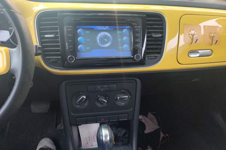 Used Volkswagen Beetle 2015 180TSI model Audio And AC Panel