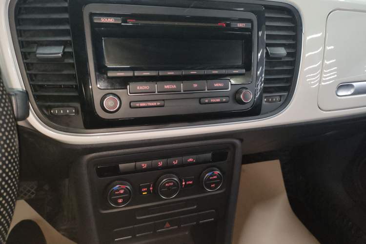 Used Volkswagen Beetle 2015 180TSI model Audio And AC Panel