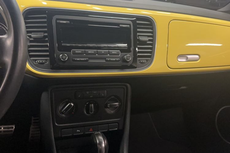 Used Volkswagen Beetle 2015 180TSI model Audio And AC Panel