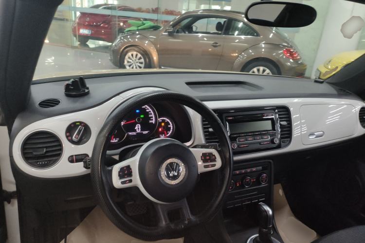 Used Volkswagen Beetle 2015 180TSI model Center Console