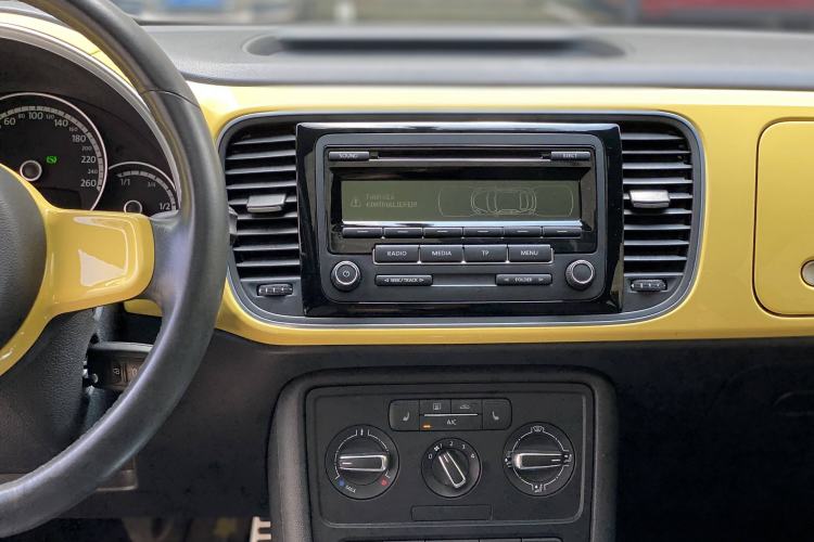 Used Volkswagen Beetle 2015 180TSI model Interior 4