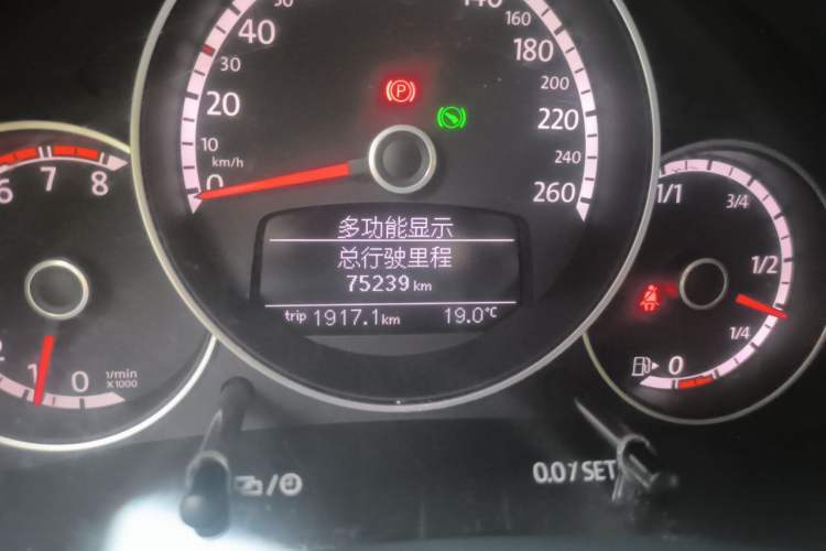Used Volkswagen Beetle 2015 180TSI model Odometer Close Up