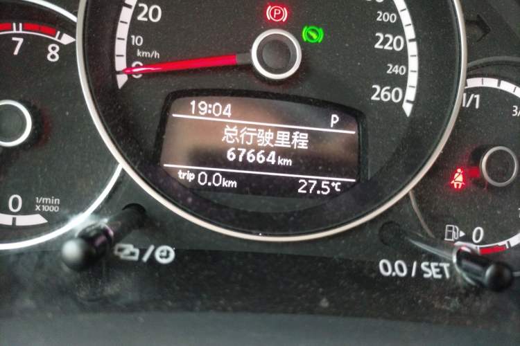 Used Volkswagen Beetle 2015 180TSI model Odometer Close Up