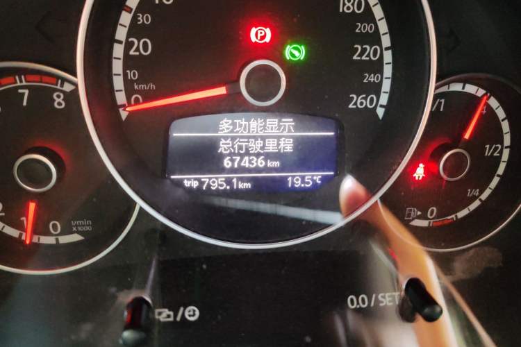 Used Volkswagen Beetle 2015 180TSI model Odometer Close Up