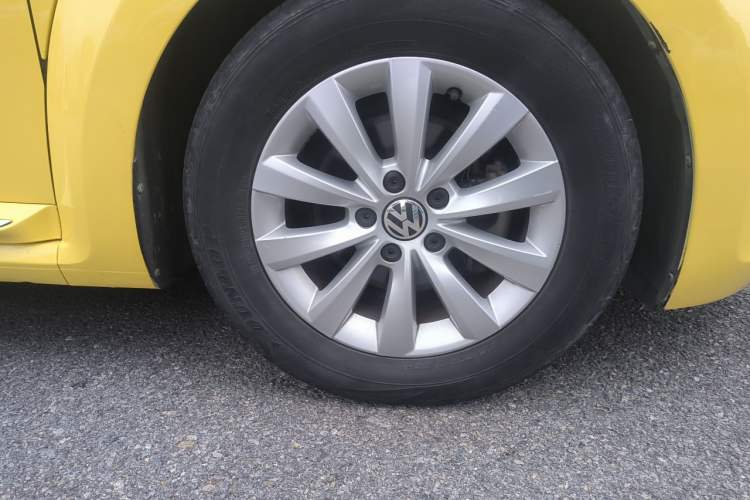 Used Volkswagen Beetle 2015 180TSI model Right Front Wheel Hub