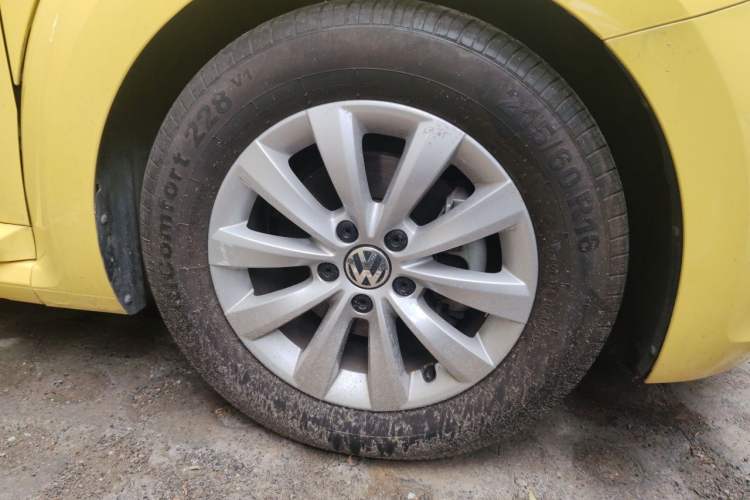 Used Volkswagen Beetle 2015 180TSI model Right Front Wheel Hub