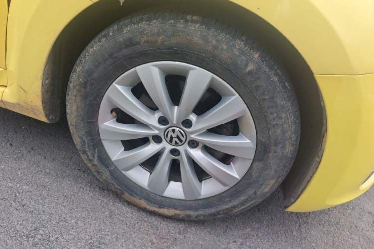 Used Volkswagen Beetle 2015 180TSI model Right Front Wheel Hub