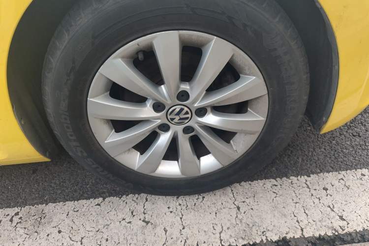 Used Volkswagen Beetle 2015 180TSI model Right Front Wheel Hub