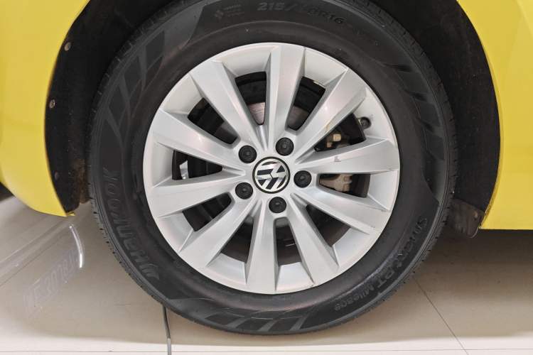 Used Volkswagen Beetle 2015 180TSI model Right Rear Wheel Hub
