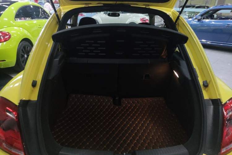 Used Volkswagen Beetle 2015 180TSI model Trunk