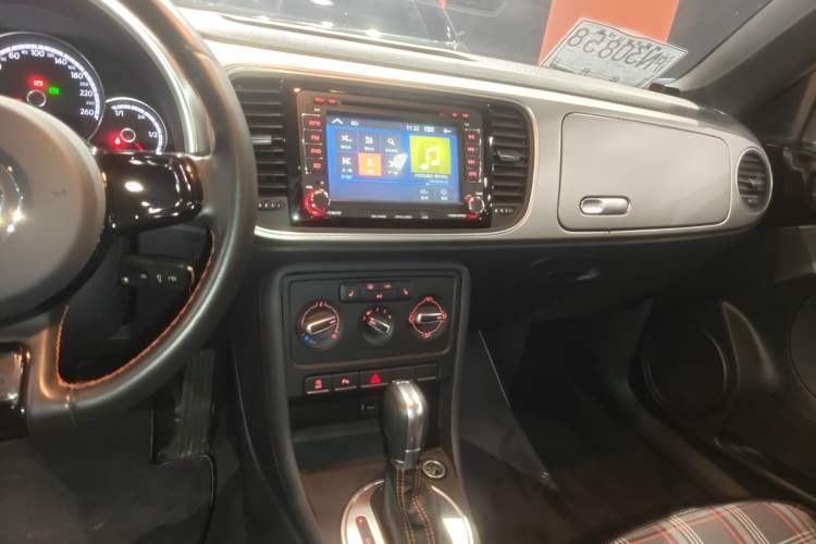 Used Volkswagen Beetle 2016 180TSI Club Edition Audio And AC Panel