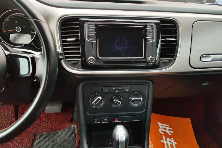 Used Volkswagen Beetle 2016 180TSI Club Edition Audio And AC Panel