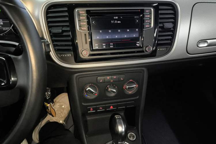 Used Volkswagen Beetle 2016 180TSI Club Edition Audio And AC Panel