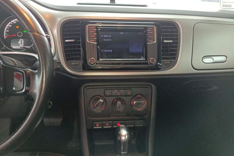 Used Volkswagen Beetle 2016 180TSI Club Edition Audio And AC Panel